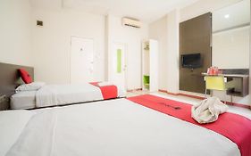 RedDoorz near Pantai Pede